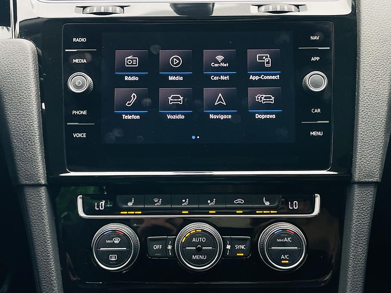 Volkswagen Golf 1.0TSI MANUÁL VÝHŘEV TAŽNÉ  - fotka 35 z 38