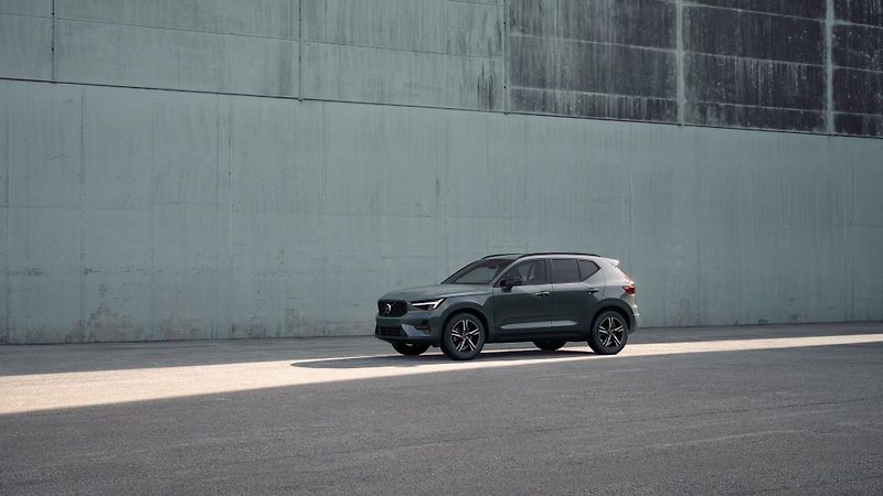 Volvo XC40 (2026) B3 AUT DARK PLUS - fotka 2 z 12
