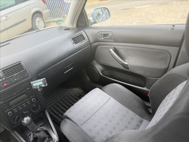 Volkswagen Golf 1,9 TDI 74kW - fotka 18 z 24