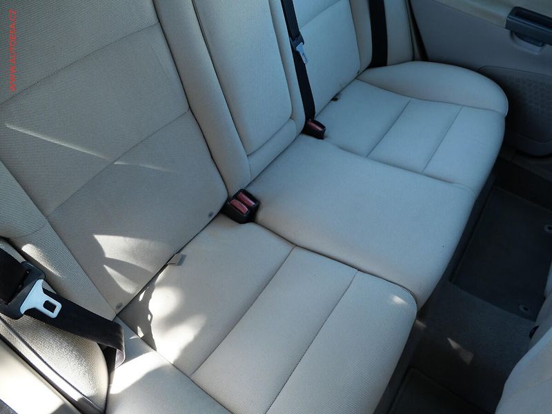 Volvo V50 (2008) 1.6D, AC, výhřev sed - fotka 12 z 19