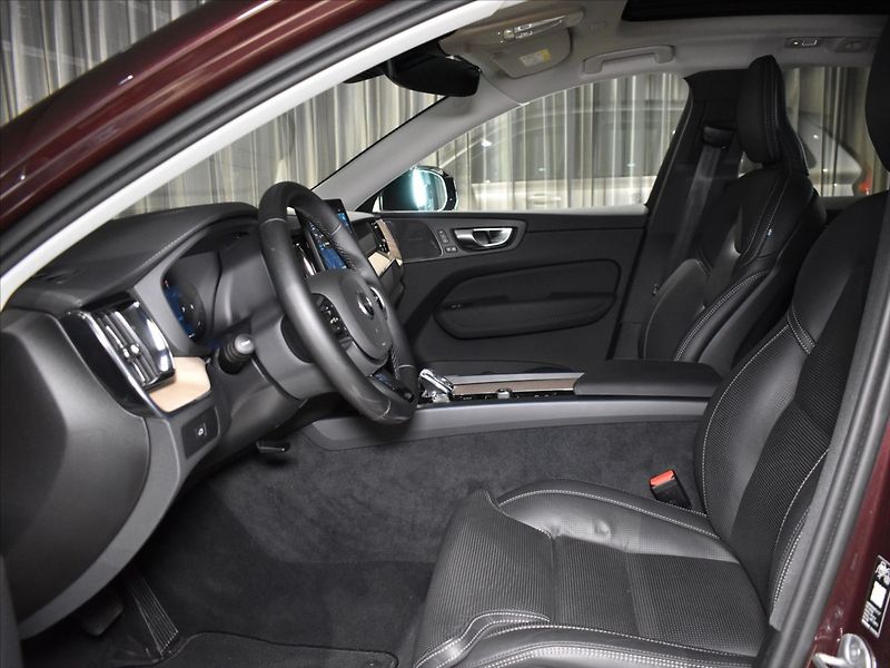 Volvo XC60 2,0 B5 AWD Ultra Pano,vzduch - fotka 8 z 22