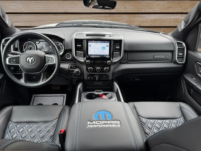 Dodge RAM (2022) +HEMI+OFFROAD PAKET+WHITE+ - fotka 19 z 21