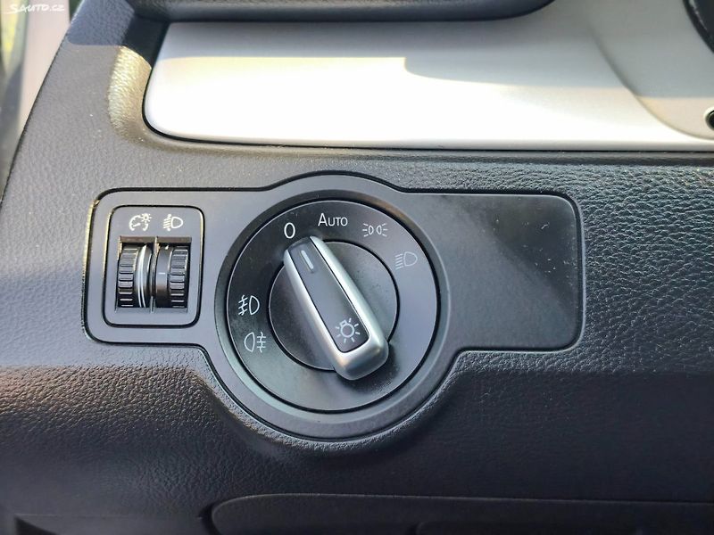 Volkswagen Passat (2011) - fotka 24 z 31