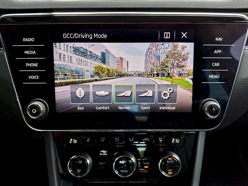 Škoda Superb (2020) L&K DSG 2,0TSi 140kW - fotka 29 z 35