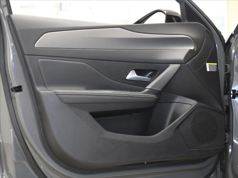 Peugeot 408 1,2 Hybrid 145k. GT-line 32tkm - fotka 17 z 24