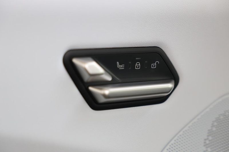 BMW iX3 50 xDrive - fotka 14 z 18