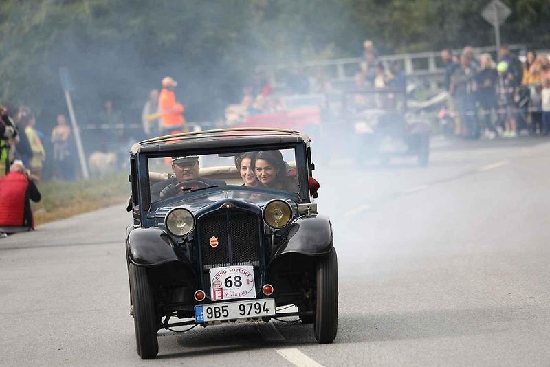 Na akci Jízda do vrchu a výstava historických vozidel se představilo na tři sta automobilů a motocyklů.