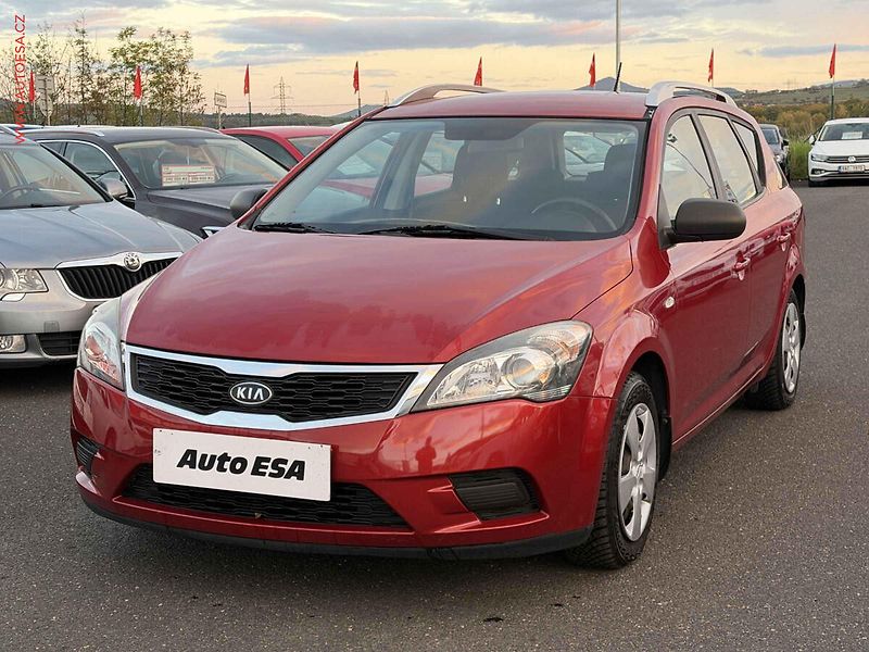 Kia Ceed (2010) 1.4CVVT, ČR, AC, park.čidla - fotka 3 z 16
