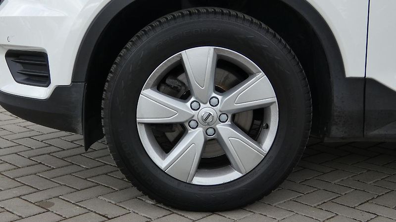 Volvo XC40 T2 FWD Momentum Core - fotka 20 z 21