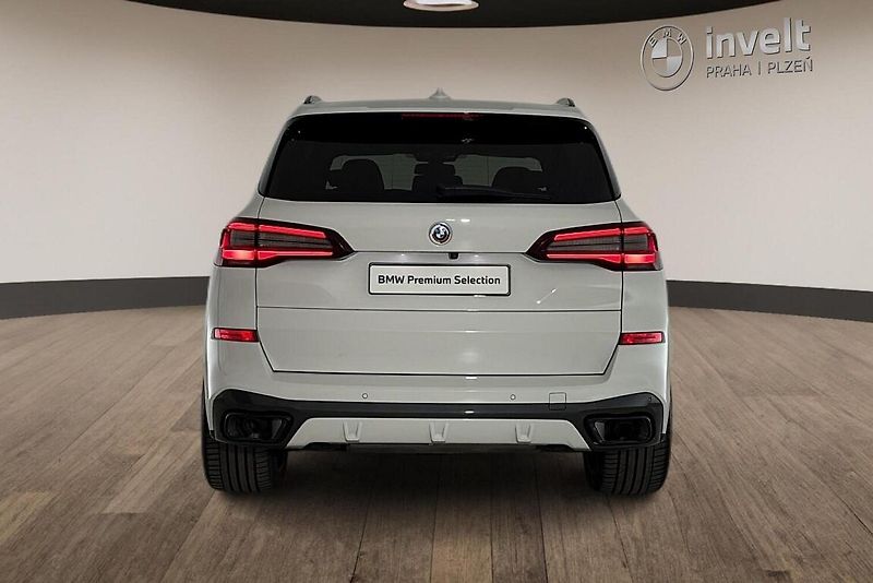 BMW X5 xDrive40d - fotka 4 z 28