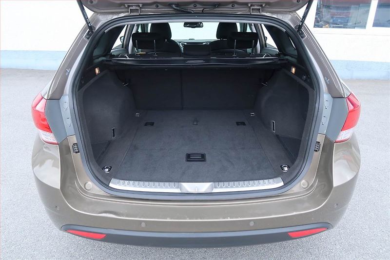 Hyundai i40 (2015) 1.7 CRDi, Automat, Serv.kniha - fotka 14 z 28