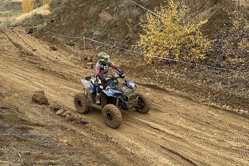 Offroad Maraton Most 2025 v lomu v Braňanech.