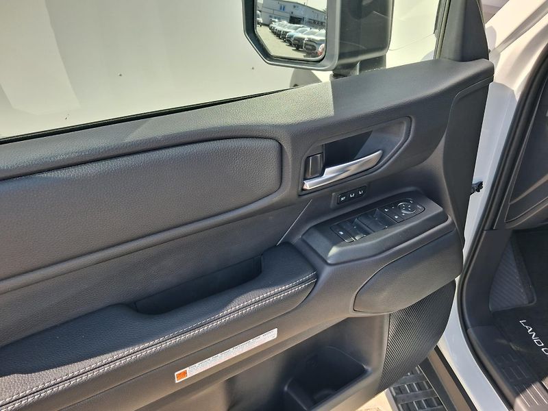 Toyota Land Cruiser 2.8 D-4D 6AT Executive MHEV AW - fotka 12 z 29