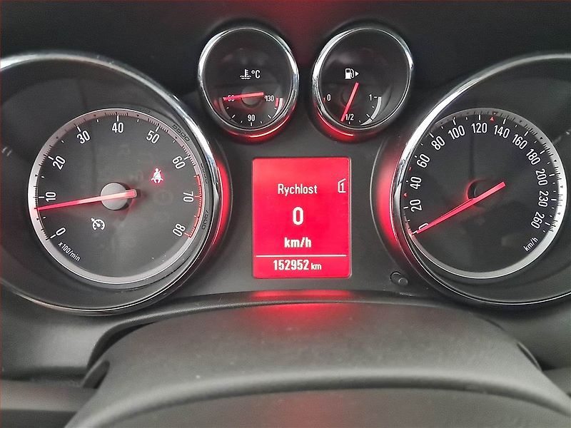 Opel Astra (2013) 1.6 16V, Tempomat - fotka 11 z 17
