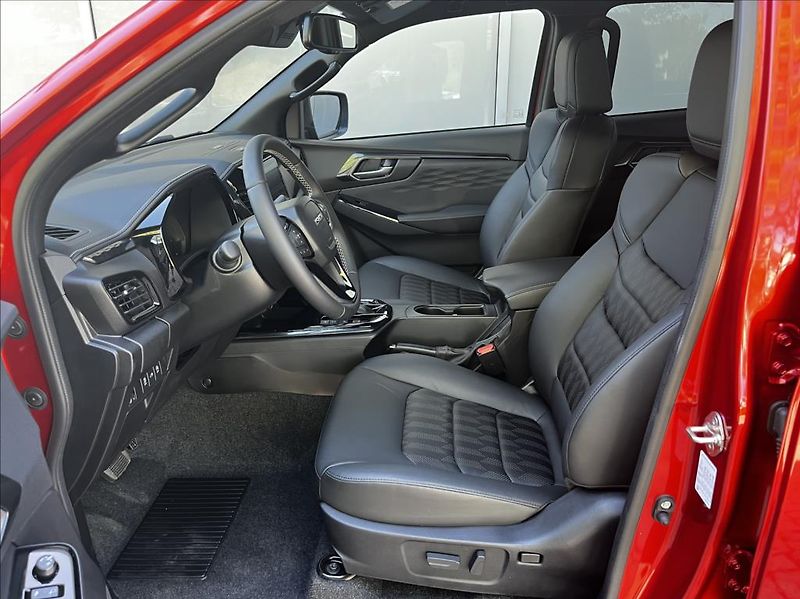 Isuzu D-Max 1,9 Double Cab  6AT V-Cross 4x - fotka 8 z 27