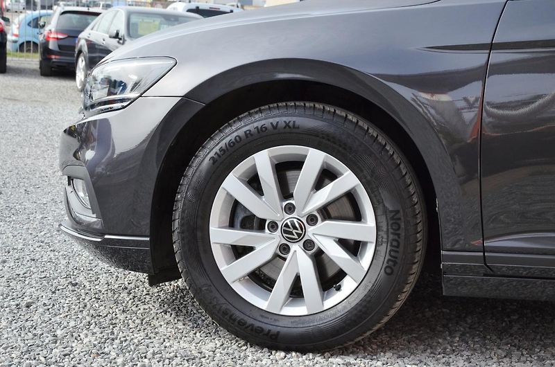 Volkswagen Passat (2021) 2.0 TDi DSG / LED / 74.300km  - fotka 9 z 35
