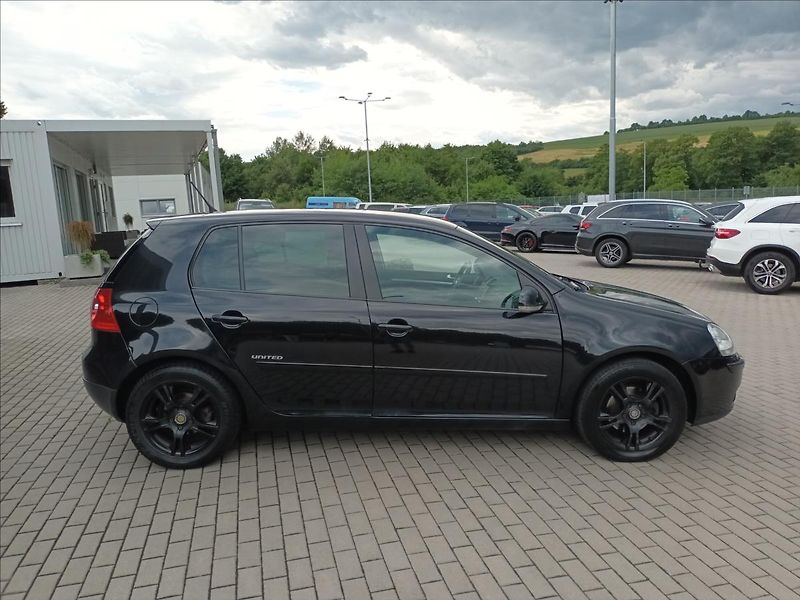 Volkswagen Golf 1,6 MPI,75KW,VÝHŘEV,DIGIKLIMA - fotka 4 z 39