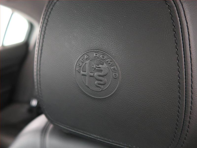 Alfa Romeo Giulia (2018) 2.0 Turbo - fotka 19 z 20
