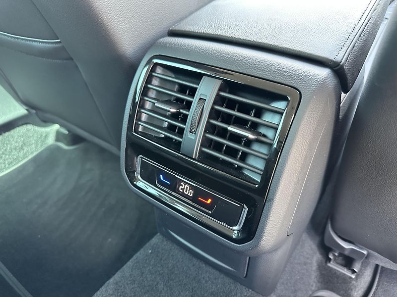 Volkswagen Passat Variant 2.0 TDI DSG R-Line 4Motion - fotka 25 z 34