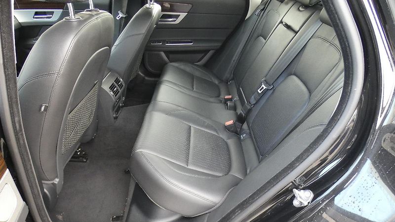 Jaguar XF 20d AWD Prestige - fotka 19 z 23