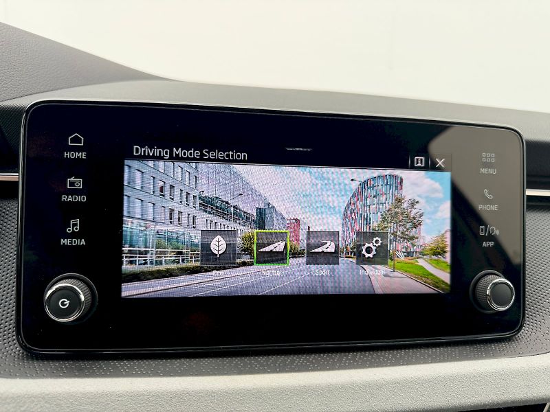 Škoda Kamiq (2025) 1.0 TSI 85kW DSG Top Selection - fotka 17 z 35