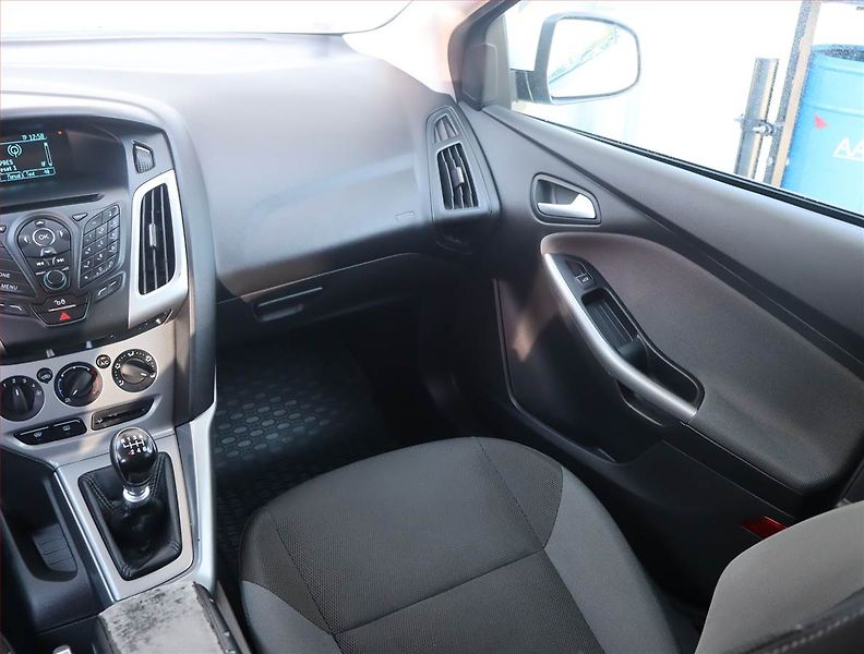 Ford Focus (2013) 1.6 TDCI, nová STK, pěkný stav - fotka 8 z 14