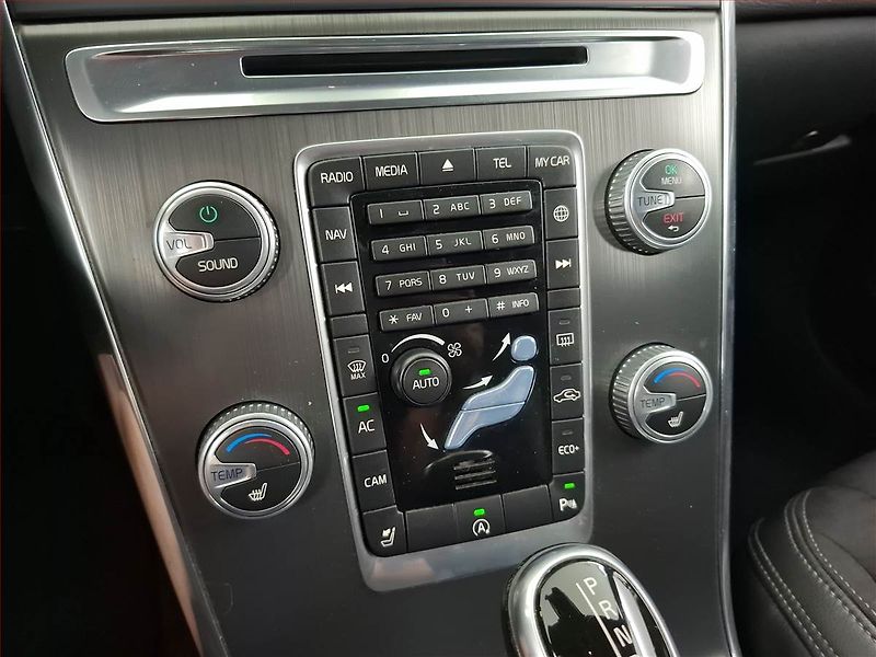 Volvo XC60 (2016) D3, Automat, Kůže, Navi - fotka 16 z 19