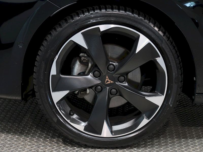Cupra Leon (2025) 1.5eTSI 110KW DSG - fotka 12 z 41