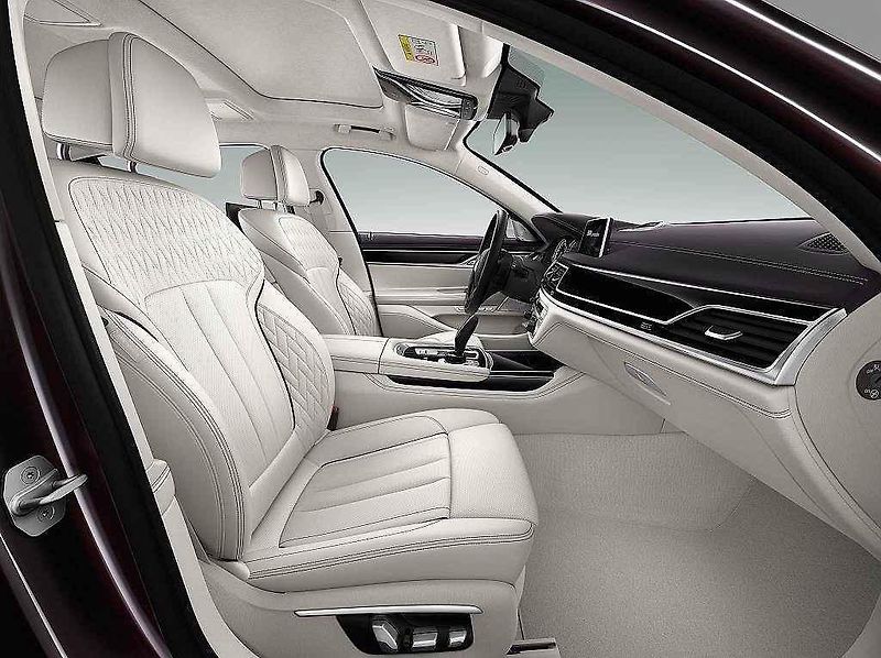 BMW M760Li xDrive.