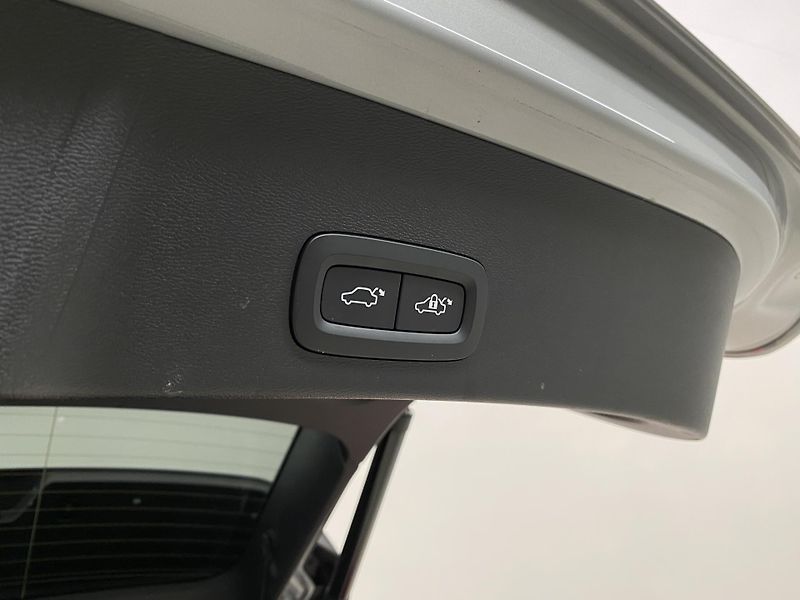 Volvo XC40 B4 DARK ULTIMATE AUT CZ - fotka 32 z 56