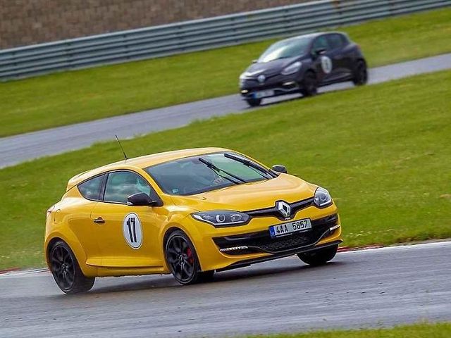 Rychlé Renaulty na Autodromu v Mostě.