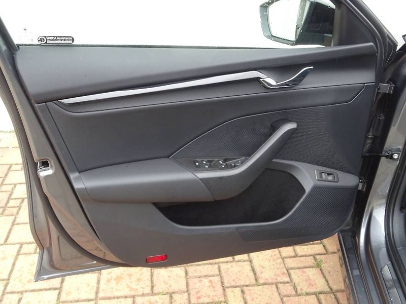Škoda Octavia (2023) 2,0TSi /140kW Sportline 4x4 DS - fotka 13 z 30