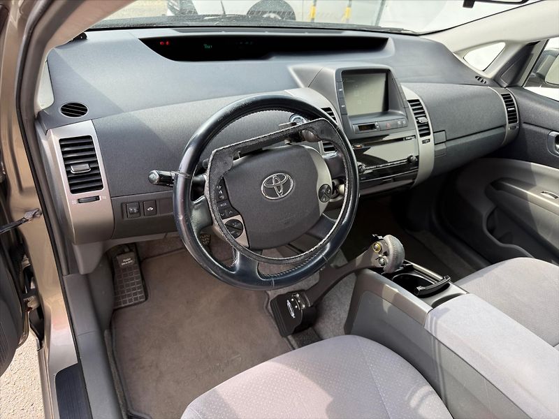 Toyota Prius 1,5 ÚPRAVA ZTP-RUČNÍ OVLÁDÁNÍ - fotka 8 z 15