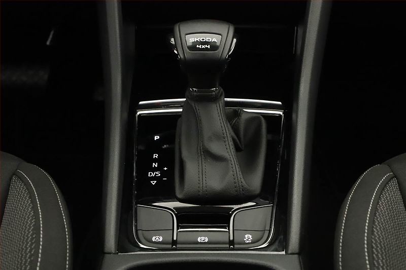 Škoda Karoq (2024) 2.0 TDI, Drive, FullLed - fotka 10 z 16