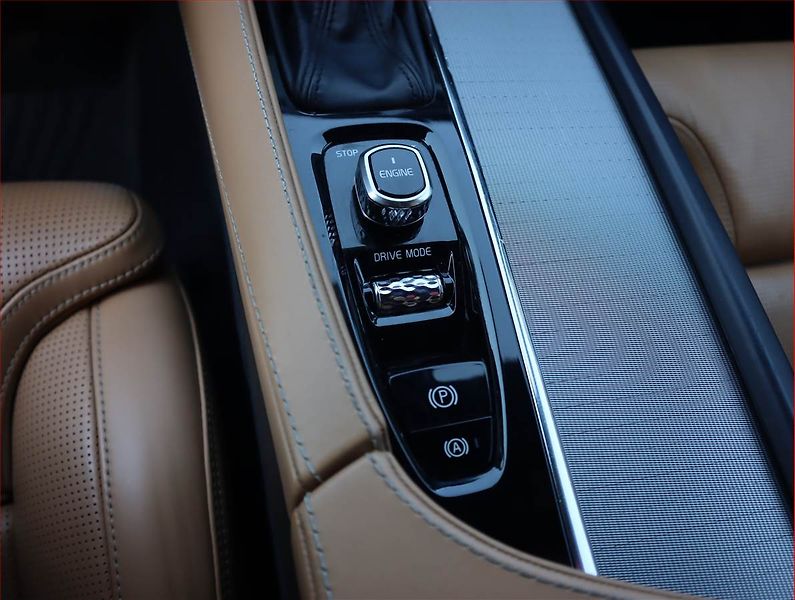 Volvo XC90 (2016) D5 AWD - fotka 23 z 28