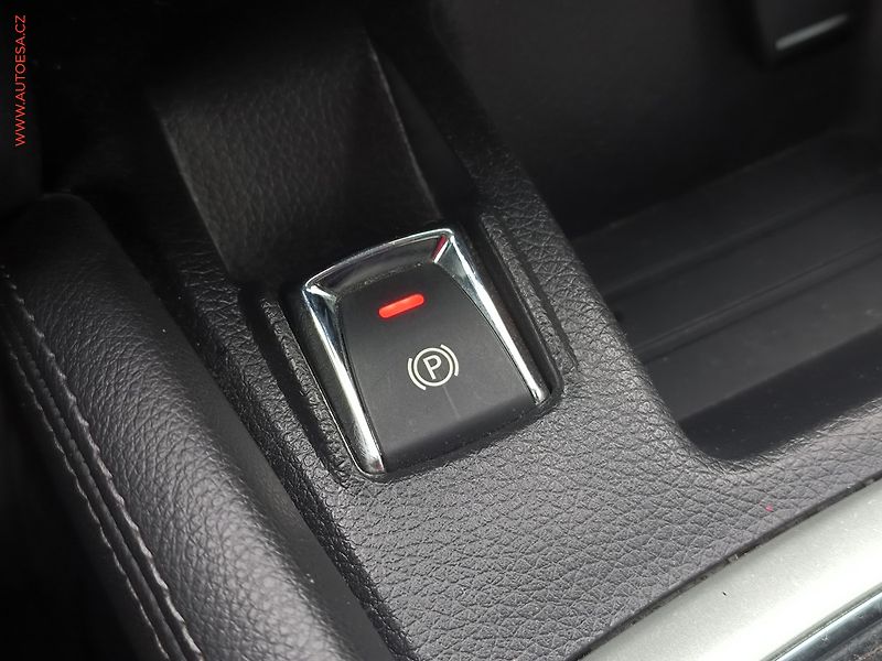 Nissan Qashqai (2015) 1.6 DiG-T, ČR, Acenta, navi - fotka 15 z 19