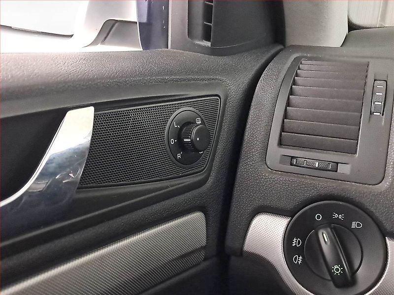 Škoda Octavia (2011) Elegance 1.9 TDI, Tempomat - fotka 19 z 20
