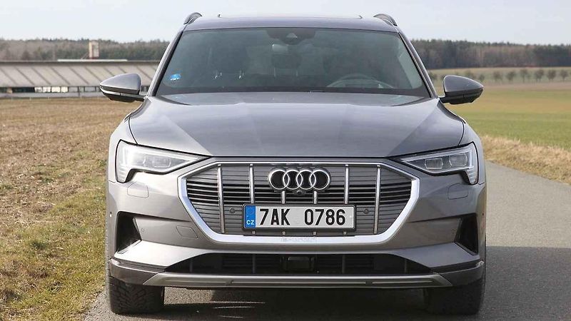 Audi e-tron má pohon přední i zadní nápravy