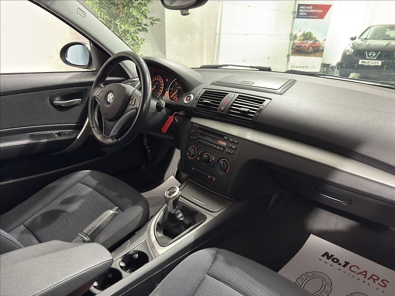 BMW Řada 1 2,0   D 105 kW ZADNÍ ČIDLA - fotka 14 z 19