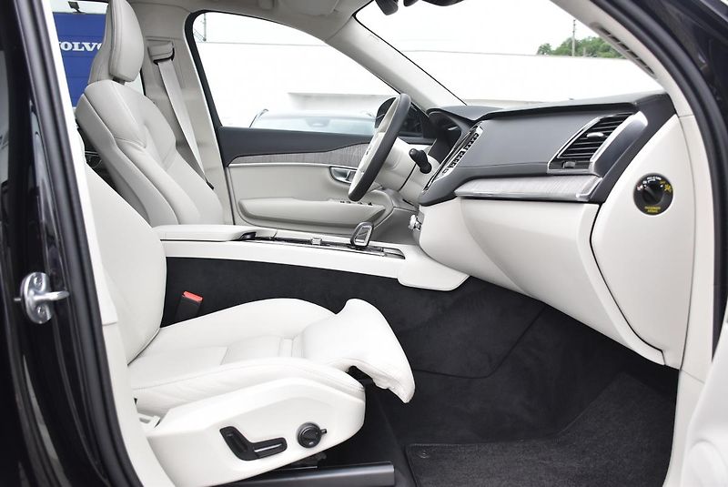 Volvo XC90 B5 AWD ULTIMATE 1.maj. B&W  - fotka 31 z 31