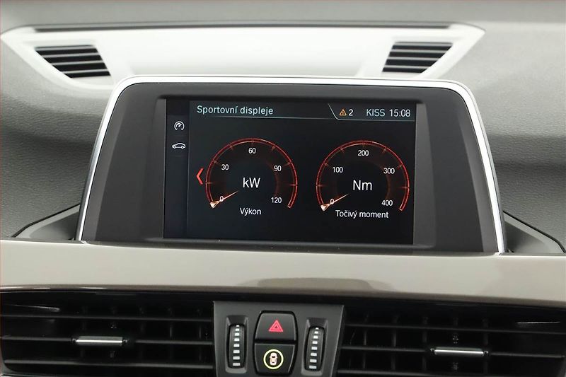 BMW X1 (2019) xDrive18d, ALU, KLIMA, ČR, 4X4 - fotka 13 z 18