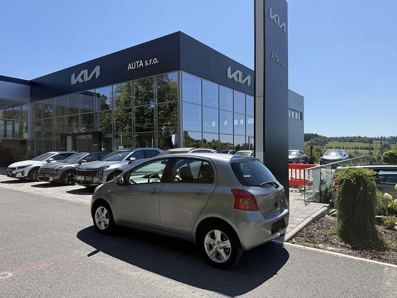 Toyota Yaris 1.3i - fotka 7 z 9