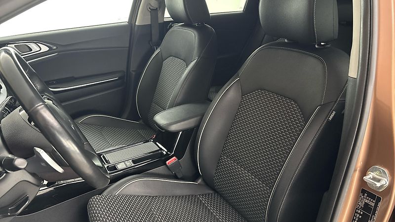 Kia Ceed 1.5 T-GDI AUT Top - fotka 15 z 27