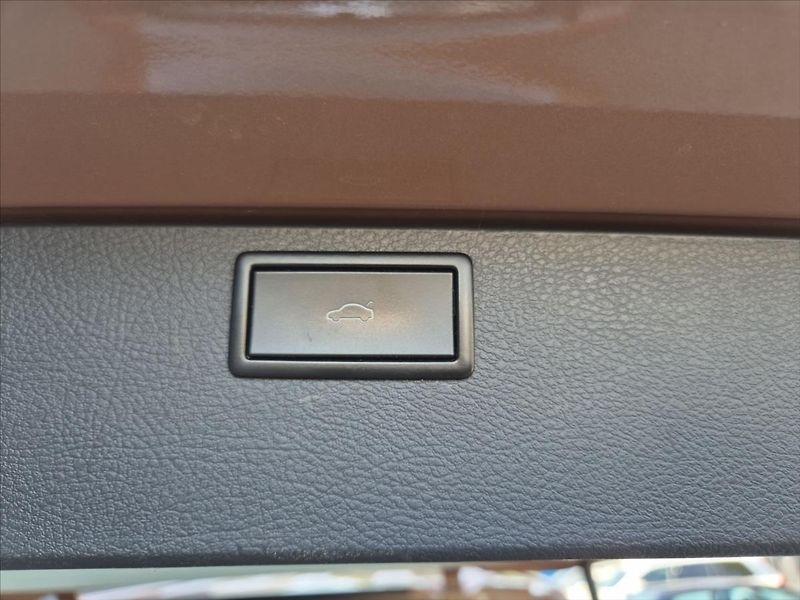 Volkswagen Multivan 2,0 TDi HIGHLINE 4MOTION - fotka 12 z 19