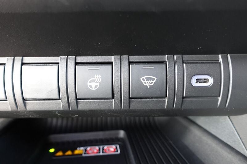 Toyota C-HR 2,0 PHEV Plug-in Style bi-tone - fotka 22 z 33
