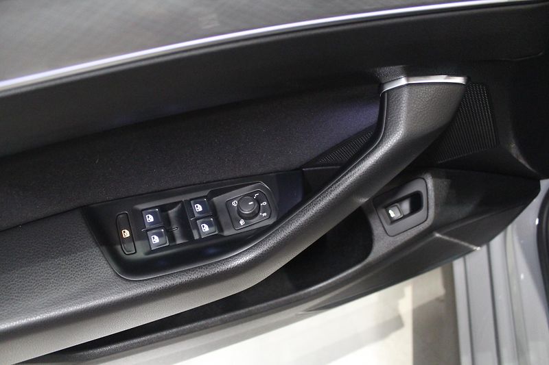 Volkswagen Passat (2023) R-Line 110kW,Webasto,360,Tažné - fotka 5 z 26
