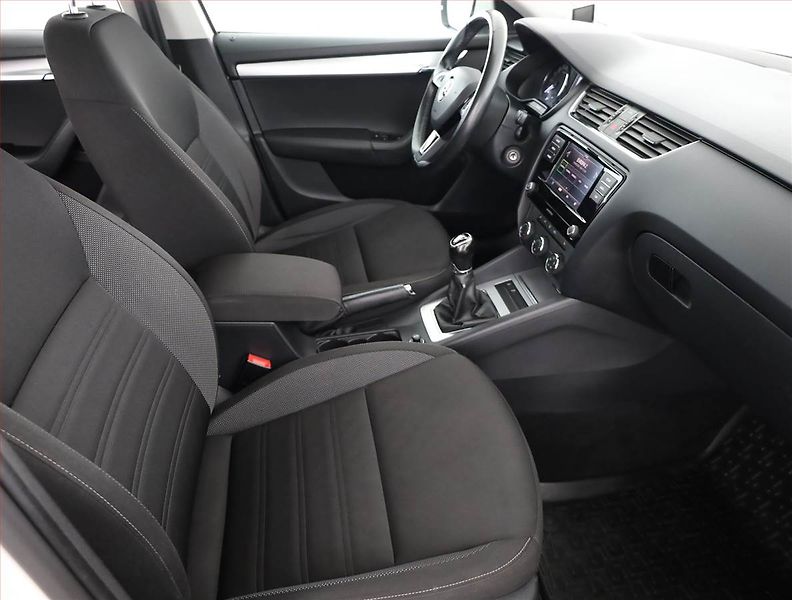 Škoda Octavia (2018) 1.6 TDI, Tempomat - fotka 7 z 16