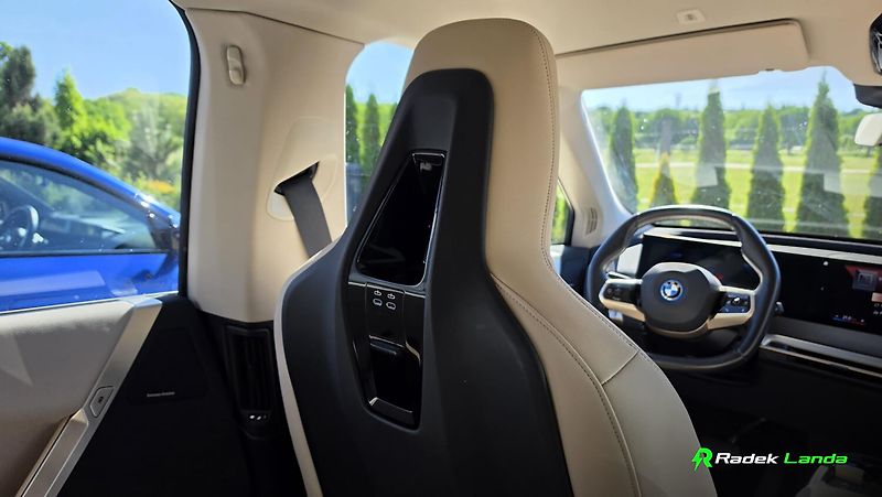 BMW iX (2022) xDrive40 Edition - fotka 11 z 14