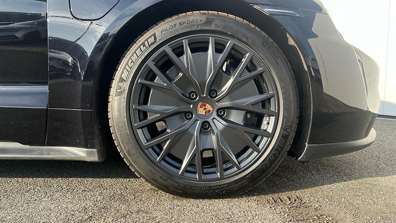 Porsche Taycan GTS - fotka 10 z 30