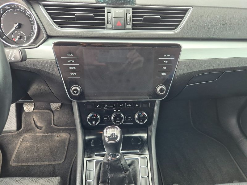 Škoda Superb (2017) 2.0 TDI Navi,Xenony,TOP - fotka 29 z 42
